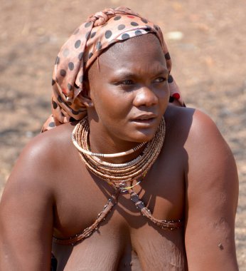 Swakopmund, Namibya 09 Ekim 2014: Himba kabilesi gelen kimliği belirsiz bir kadın. Himba çoğu Kuzey Namibya Güneybatı Afrika'da üzerinde 09 Ekim 2014: Kunene bölgesinde yaşayan yerli halkların