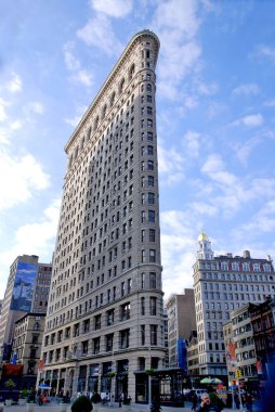 NEW YORK CITY - OCT 28: NYC 'deki Tarihi Flatiron Binası 28 Ekim 20123' te görüldüğü üzere Manhattan 'ın Beşinci Bulvarı' ndaki bu ikonik üçgen bina 1902 'de tamamlandı.