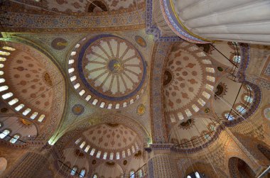 İSTANBUL TURKEY ECTOBER 04: İstanbul, Türkiye 'deki Sultan Ahmed Camii' nin içi, Ekim 04, 2013. Sultan Ahmed Camii (Mavi Cami) İstanbul 'un en popüler turizm beldeleri üzerine.
