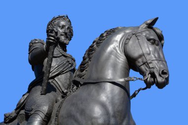 At üstündeki insanın bronz heykeli