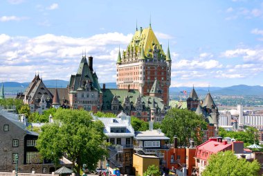 Quebec ve Chateau Frontenac, Quebec, Kanada manzarası. 1980 'lerde Kanada' nın ulusal tarihi bölgesi ilan edildi. Bölge, Aşağı Kanada 'nın İngiliz valilerinin ikametgahıydı.. 