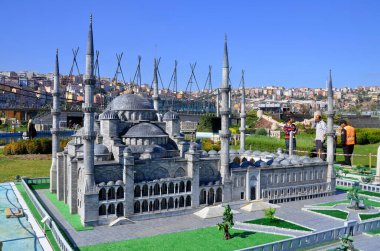 ISTANBUL TURKEY OCOTBER 6: Mavi Cami Miniatürk, İstanbul, Türkiye 'de yer alan bir minyatür parktır. 6 Ekim 2013 'te dünyanın en büyük minyatür parklarından biridir..