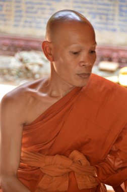 Phnom KULEN CAMBODIA MARCH 27 Mart 2013 tarihinde Wat Preah Ang Thom 'da Keşiş Phnom Kulen Camodia' da. Budizm Kamboçyalıların% 96 'sının inancıdır..