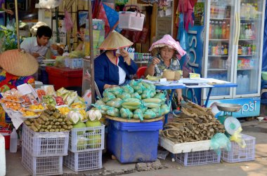 Luang Prabang Laos Nisan 03: Kadın 04: 03 2013 'te Luang Prabang Laos' ta sebze satıyor. Piyasalar lezzetli Lao yemekleri yapmak için kullanılan yerel sebze ve baharatlarla dolu.