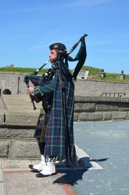 Halifax Nova Scotia 5 Haziran: Kanada 'nın Halifax kentindeki bir Ulusal Tarih Alanı olan Citadel Hill' de gayda çalan Kanadalı asker. Nova Scotia, Kanada, 5 Haziran 2014