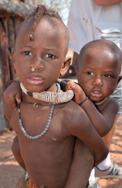  Khorixas, Namibya 09 Ekim 2014: Tanımlanamayan çocuk Himba kabilesi. Himba, Güney-Batı Afrika 'nın Kunene bölgesinde, Kuzey Namibya' da yaşayan yerli halktır.