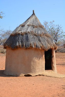 Khorixas, Namibya 09 Ekim 2014: Himba Evi. Himba, Güney-Batı Afrika 'nın Kunene bölgesinde, Kuzey Namibya' da yaşayan yerli halktır. 