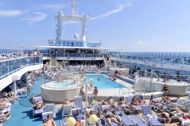 Fort Lauderdale Florida 'da 11-2-2012' de Prenses yolcu gemisinin üst güvertesinde. Prenses Cruises, gezi gemilerinin 