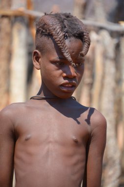 Khorixas, Namibya 09 Ekim 2014: Tanımlanamayan çocuk Himba kabilesi. Himba, Güney-Batı Afrika 'nın Kunene bölgesinde, Kuzey Namibya' da yaşayan yerli halktır.