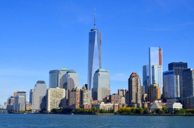 NEW YORK - ECTOBER 24: Lower mahattan ve One World Trade Center veya Freedom Tower 24 Ekim 2013 tarihinde New York City, New York 'ta inşa edilen yeni Dünya Ticaret Merkezi kompleksinin birincil binasıdır.