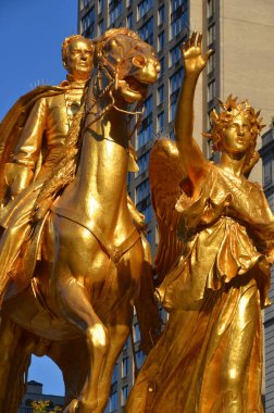 NEW YORK USA OCT 28: Bu görkemli, yaldızlı bronz atlı grup heykeli, ABD 'nin en tanınmış generallerinden William Tecumseh Sherman' ı (1820 - 1891) tasvir etmektedir. 28 Ekim 2103, New York ABD