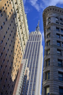 New York şehri Manhattan gökdelenleri ve modern binaları ile gökyüzü