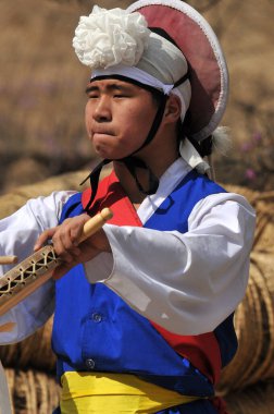 7 Nisan 2013 'te Kore halk dansları gösterisi sırasında Sangmo dansçısı Seul Kore' de. Sangmo dansı Kore halkının en sevdiği danslardan biridir..