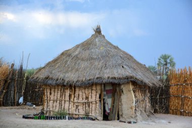 Bangani Namibie 10 Ekim 2014: 10 Ekim 2014 tarihinde Bangani kasabasında saman kulübesi. Namibya 'da evlerin yaklaşık yüzde 27,6' sı yoksul olarak sınıflandırılıyor