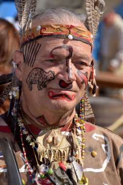 MONTREAL QUEBEC CANADA 24 AĞUSTOS: 24 Ağustos 2013 'te Montreal, Pointe-a-Calliere' in 18. Yüzyıl Halk Pazarı 'nda Hindistan' ın yeniden canlandırdığı Yeni Fransa dönemini giymektedir.