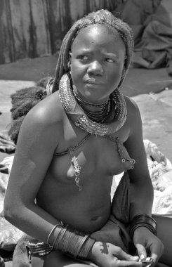 Swakopmund, Namibya 09 Ekim 2014: Himba kabilesi gelen kimliği belirsiz bir kadın. Himba çoğu Kuzey Namibya Güneybatı Afrika'da üzerinde 09 Ekim 2014: Kunene bölgesinde yaşayan yerli halkların 