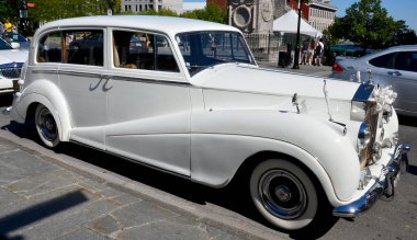 MONTREAL CANADA 25 Ağustos: 25 Ağustos 2013 Montreal Kanada 'da bir düğün için beyaz Rolls Royce limuzin