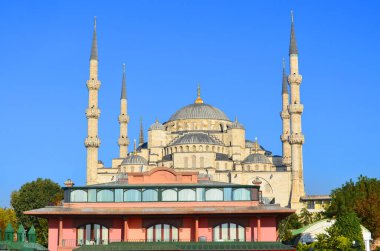 İSTANBUL TURKEY Ekim 04: Sultan Ahmed Camii, Ekim 04, 2013, İstanbul, Türkiye. Sultan Ahmed Camii (Mavi Cami) İstanbul 'un en popüler turizm beldeleri üzerine