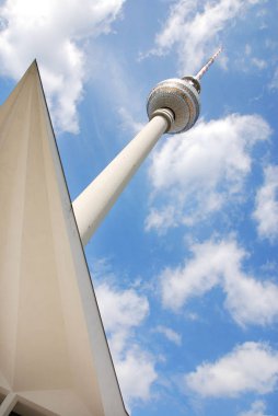 Berlin, Almanya 'daki Alexanderplatz' da bulunan Fernsehturm (Televizyon Kulesi), 25 Mayıs 2010 'da inşa edildi.