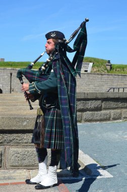 Halifax Nova Scotia 5 Haziran: Kanada 'nın Halifax kentindeki bir Ulusal Tarih Alanı olan Citadel Hill' de gayda çalan Kanadalı asker. Nova Scotia, Kanada, 5 Haziran 2014