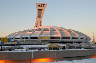 Montreal, Kanada - 3 Ocak 2013 Montreal Olimpiyat Stadyumu ve kulesi. Dünyanın en yüksek eğimli kulesi. Olimpiyat turu 175 metre uzunluğunda ve 45 derecelik açıyla yapılıyor.