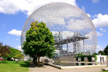 Montreal, Kanada 17 Ekim 2010 'da Montreal, Kanada' da Montreal Biyosfer adı verilen jeodezik kubbe. Suya ve çevreye adanmış bu müze Parc Jean-Drapeau 'da yer almaktadır..