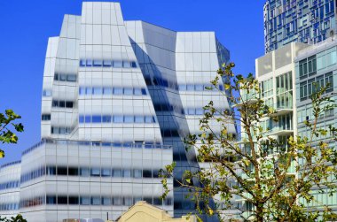 NEW YORK ABD 29 Ekim 2013: Mimar Frank Gehry 's White glass IAC Building, InterActiveCorp' un Manhattan, New York 'taki Chelsea Mahallesi' ndeki karargahı, 29 Ekim 2013