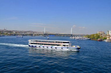 İSTANBUL, TURKEY ECTOBER 5: İstanbul, Türkiye 'de 5 Ekim 2013' te Yeni Cami ve Galata Köprüsü yakınlarındaki Eminonu Limanı 'nda feribot gezisi. Eminonu limanı İstanbul 'da feribot için büyük bir rıhtım..
