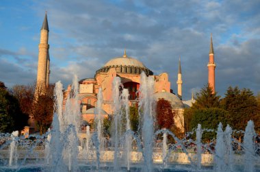 ISTANBUL TURKEY 09: 30, 2013: Ayasofya I. Justinian altında inşa edilen bir Katolik Kilisesi idi ve Doğu Katolik katedrali ve Yunan Ortodoks Hıristiyan ataerkil katedrali oldu.