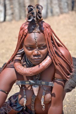 Khorixas, Namibya 09 Ekim 2014: Tanımlanamayan kadın Himba kabilesi. Himba, Güney-Batı Afrika 'nın Kunene bölgesinde, Kuzey Namibya' da yaşayan yerli halktır. 