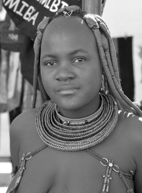Swakopmund, Namibya 09 Ekim 2014: Himba kabilesi gelen kimliği belirsiz bir kadın. Himba çoğu Kuzey Namibya Güneybatı Afrika'da üzerinde 09 Ekim 2014: Kunene bölgesinde yaşayan yerli halkların 