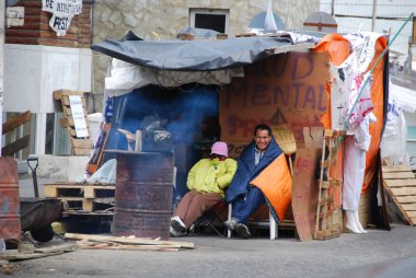 USHUAIA ARGENTINA NOV. 27 Kasım 2011 'de Ushuaia Arjantin' de sokak kenarındaki yerli evsiz kampı