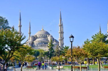 İSTANBUL TURKEY Ekim 04: Sultan Ahmed Camii, Ekim 04, 2013, İstanbul, Türkiye. Sultan Ahmed Camii (Mavi Cami) İstanbul 'un en popüler turizm beldeleri üzerine.