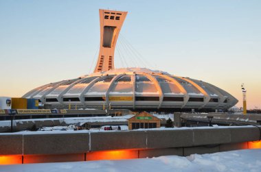 Montreal, Kanada - 3 Ocak 2013 Montreal Olimpiyat Stadyumu ve kulesi. Dünyanın en yüksek eğimli kulesi. Olimpiyat turu 175 metre uzunluğunda ve 45 derecelik açıyla yapılıyor.