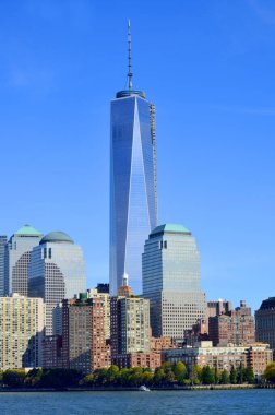 NEW YORK - OCTOBER 24: Aşağı Manhattan ve Bir Dünya Ticaret Merkezi veya Özgürlük Kulesi 24 Ekim 2013 'te New York, New York' ta bulunan yeni Dünya Ticaret Merkezi kompleksinin ana binasıdır.