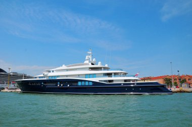 Venedik - 12 Haziran 2002 'de Lurssen avlusunda inşa edilen Carinthia Vii yatı 3 yıl sonra aynı avluda yenilendi. Bremen, Almanya 'da 12 Haziran 2011' de Venedik, İtalya 'da kaydedildi.. 