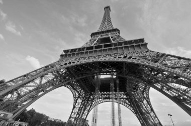 PARIS, FRANCE ECTOBER 12: Eiffel Kulesi (Tour Eiffel) 12 Ekim 2013 'te Paris, Fransa' da. Dünya Fuarı için 1887 ve 1889 yılları arasında inşa edilmiştir (Fuar 1889).)