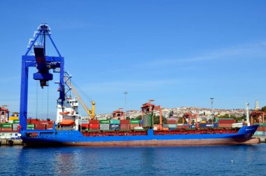 İstanbul Türkiye 4 Ekim: Marti Refah gemisi Türkiye 'de kayıtlı bir konteynır gemisi. İstanbul limanında 4 Ekim 2013, İstanbul Türkiye 
