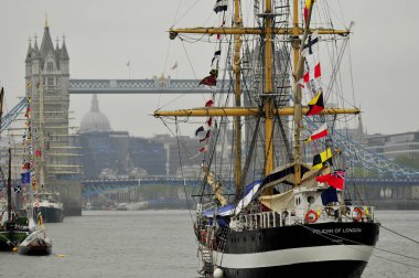 Kraliçe 'nin Elmas Yıl Kutlamaları için bayraklarla süslenmiş tekneler ve arka planda Kule Köprüsü var. 1 Haziran 2012 Londra 'da