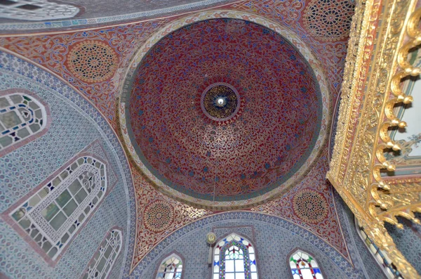 ISTANBUL TURKEY 29 Eylül 2013: İstanbul 'da 29 Eylül 2013' te Topkapı Sarayı 'nda güzel bir dekorasyon. Topkap mı? Saray Osmanlı Sultanlarının birincil ikametgahıydı.