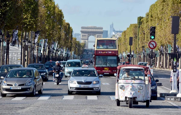 2014年10月14日 法国巴黎 巴黎最有名的大道香蕉丽舍和胜利拱门 Triumphal Arch Etoile 拥有1 91亿条 遍布商店 咖啡馆和餐馆 — 图库照片