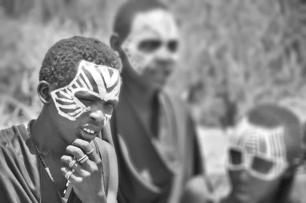 Serengeti Tansania Oktober Unbekannte Junge Massai Männer Moran Tragen Nach — Stockfoto