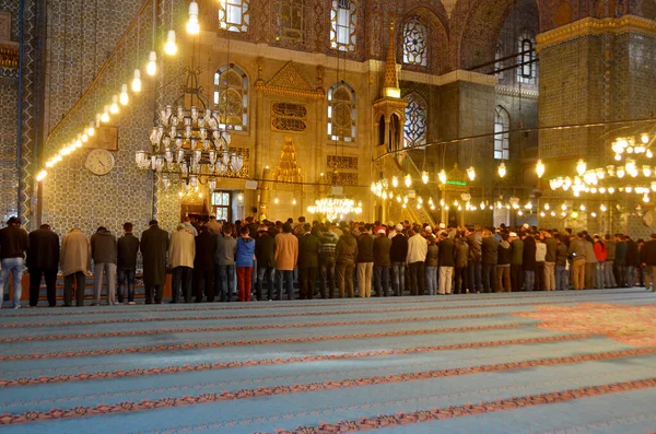 Istanbul Turkey September Pessoas Orando Mesquita Suleymaniye Setembro 2013 Istambul — Fotografia de Stock