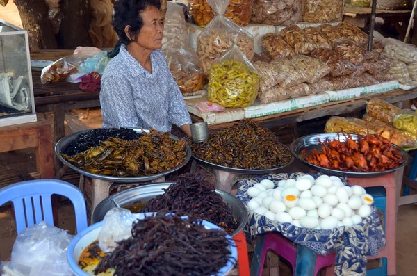 Kampong Thum Cambodja Maart Mensen Verkopen Gebakken Wantsen Spinnen Krekels — Stockfoto