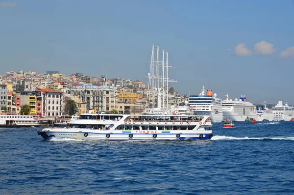 Istanbul Outubro Turquia Cruzeiro Eminonu Porto Perto Yeni Cami Ponte — Fotografia de Stock