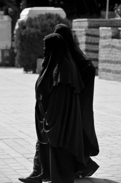 イスタンブールトルコ10月08 イスラム教徒は2013年10月8日にイスタンブールのダウンタウンの中心部で女性をベール トルコ政府はスカーフを公的部門で働くことを禁止した — ストック写真