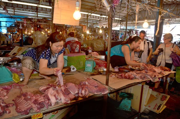 Luang Prabang Λάος Απριλίου Γυναίκα Πωλεί Ωμό Κρέας Στην Κεντρική — Φωτογραφία Αρχείου