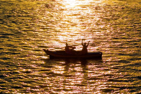 Puesta Sol Mar Con Barco Natación — Foto de Stock