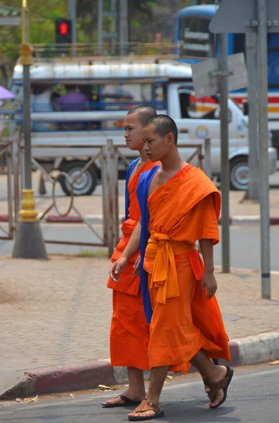 Siem Reap Cambodia March Monks Walking Street Siem Reap Cambodia — стоковое фото