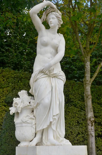 프랑스의 베르사이유 궁전의 정원에 조각상 — 스톡 사진